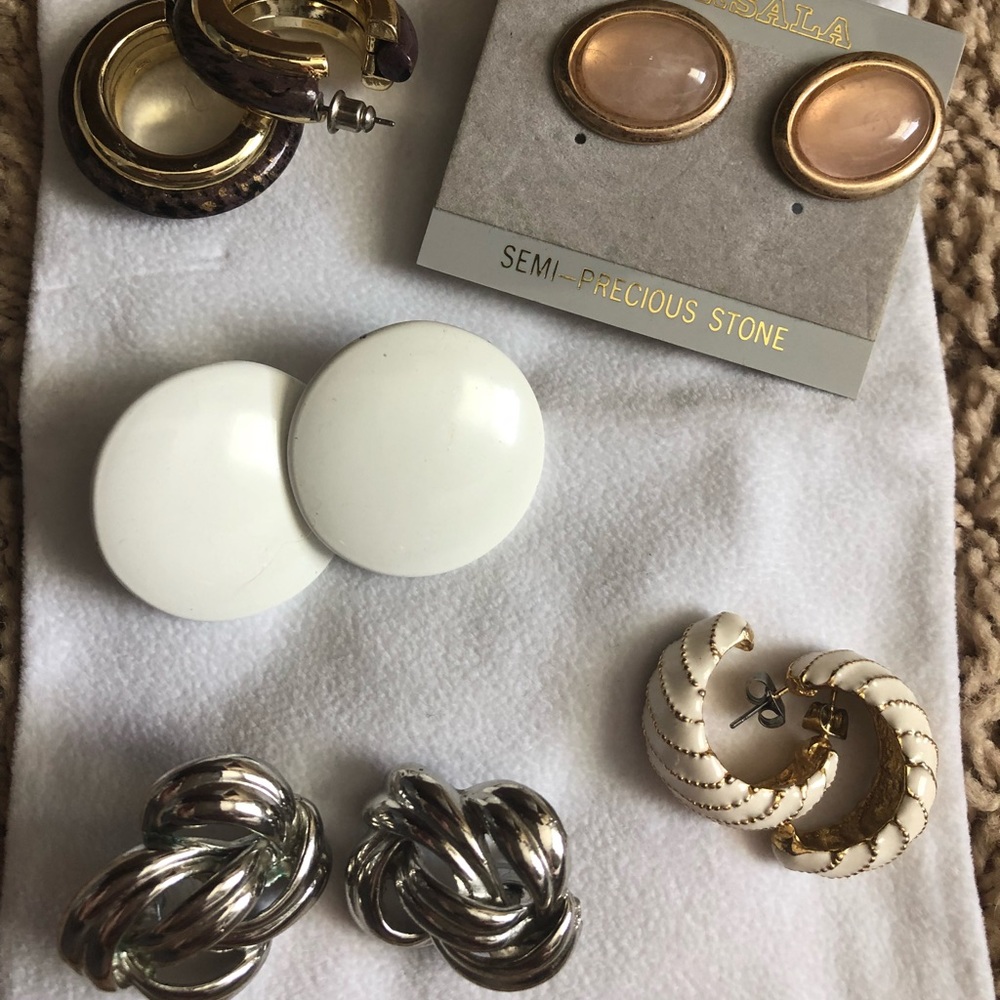 Fashion earring lot.